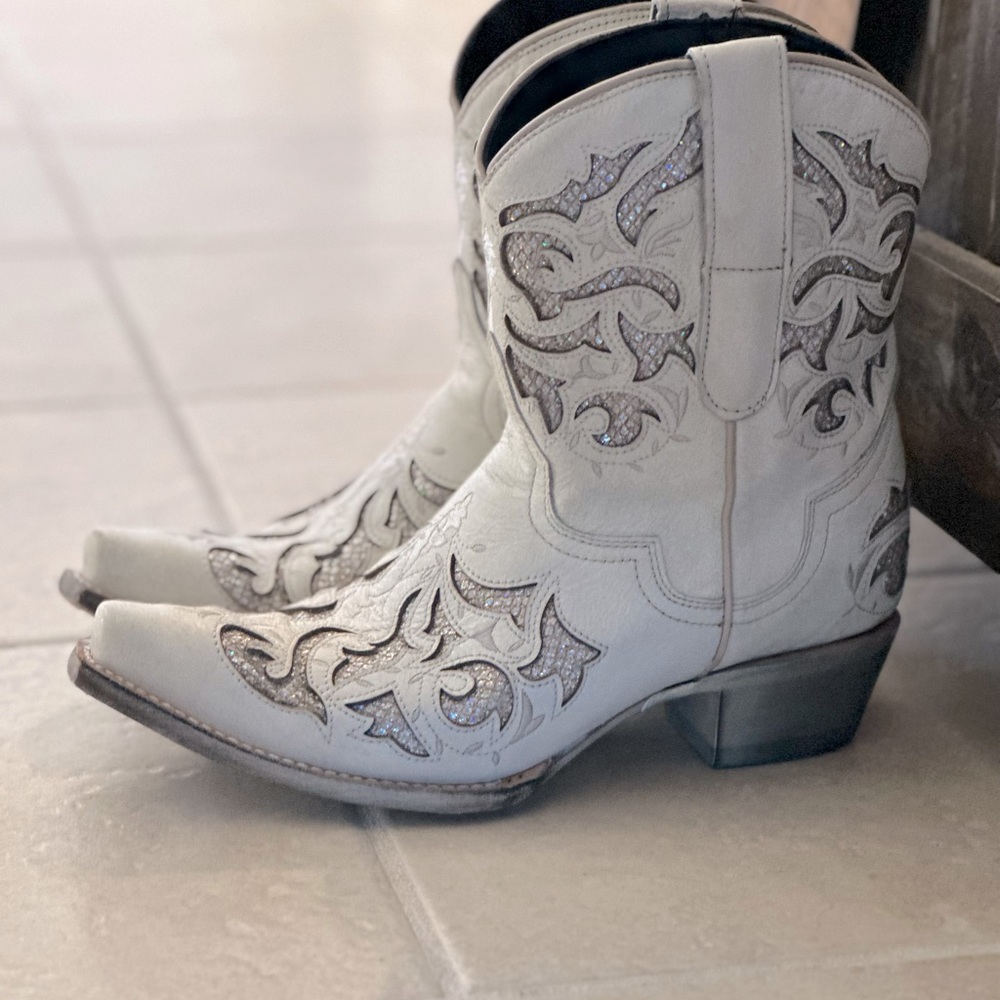 JE Dillon White Leather Boots W/ Silver Detail.